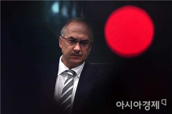 [포토]굳은 표정으로 인터뷰하는 슈틸리케