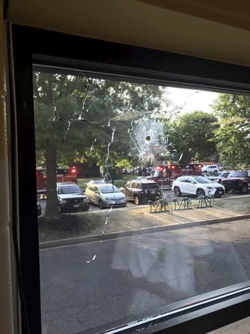 [포토]총탄에 뚫린 창…美공화당 의원 피습 현장 '삼엄'
