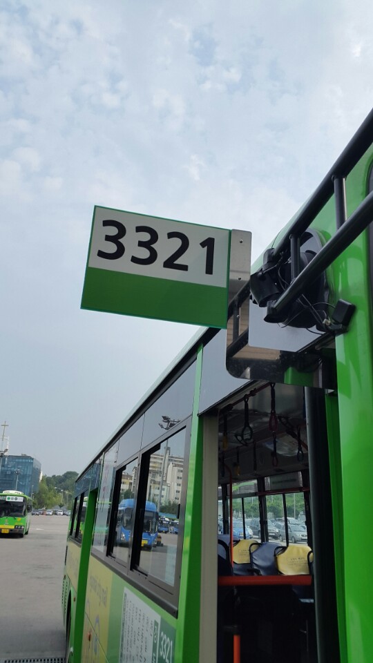 돌출형 번호판이 부착 돼 있는 3321번 서울 시내버스. 사진제공=서울시