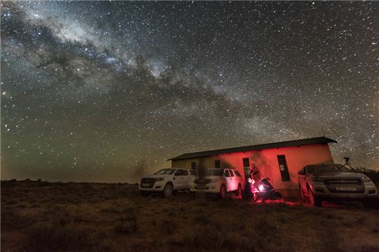 ▲남아프리카 관측팀이 작은 교회 앞에 망원경을 설치하고 항성엄폐 현상을 관측하고 있다.[사진제공=NASA/JHUAPL/SwRI/Henry Throop]