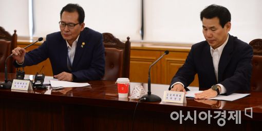 [포토]회의 준비하는 고형권·정은보