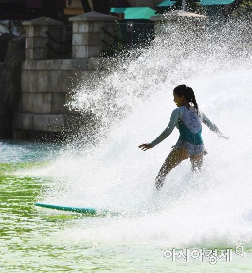 [포토]부서지는 파도 속 서핑 
