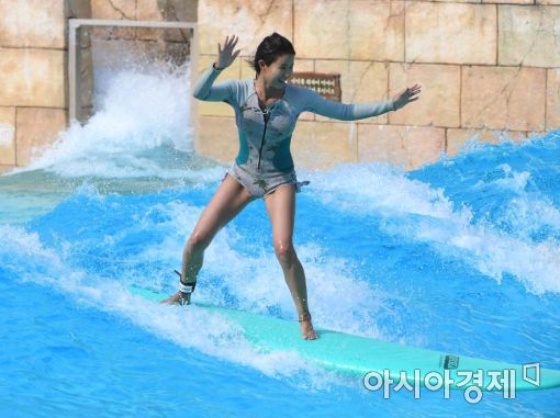 [포토]캐리비안 베이에서 서핑 즐겨요 