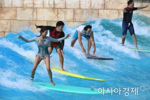 [포토]캐리비안 베이에서 즐기는 짜릿한 서핑 
