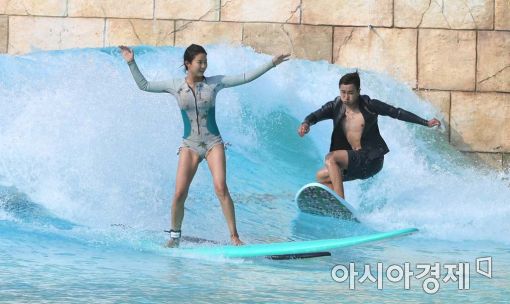 [포토]파도 위를 넘나드는 서퍼들 