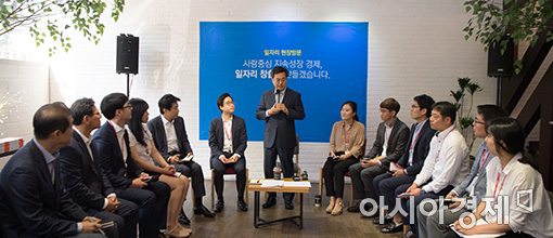 [포토]김동연 경제부총리, 청년일자리 우수업체 방문