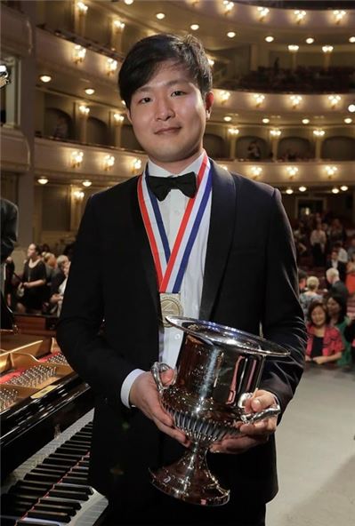 한국인 최초로 미국 반 클라이번 국제 피아노 콩쿠르에서 우승한 피아니스트 선우예권. 사진제공=유니버설뮤직