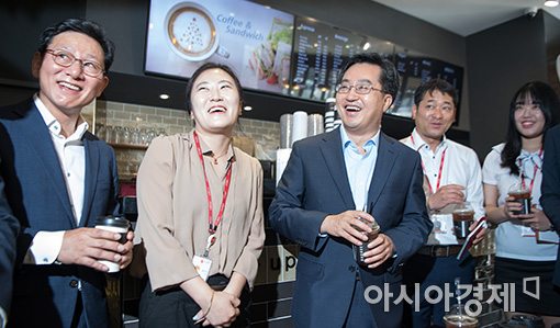[포토]청년취업자들과 밝게 웃는 김동연 부총리