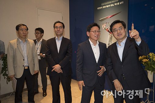 [포토]김동연 부총리, 일자리 창출 우수기업 방문