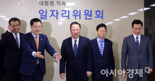 [포토]박용만 회장 자리 안내하는 이용섭 부위원장