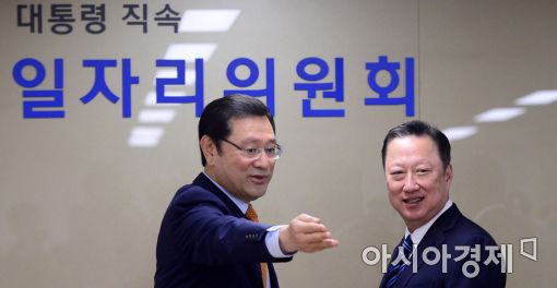 [포토]박용만 회장 자리 안내하는 이용섭 부위원장