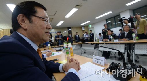 [포토]인사말하는 이용섭 부위원장