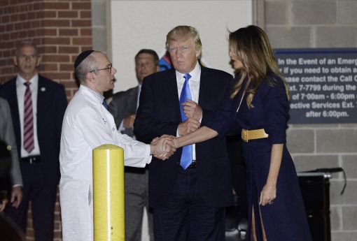 [이미지출처=AP연합뉴스] 도널드 트럼프 미국 대통령이 총격 피습자들이 입원한 병원을 찾아 담당 의사와 면담하고 있다.