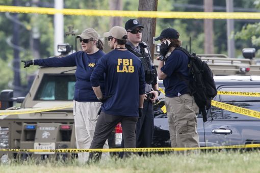 [이미지출처=EPA연합뉴스] 미 FBI 수사관들이 공화당 의원에 대한 총격 사건 현장에 출동해 있다.