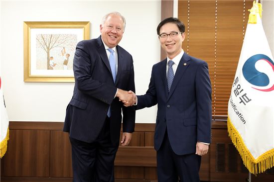 천해성 통일부 차관이 15일 토마스 섀넌 미국 국무부 정무차관과 악수를 나누고 있다.