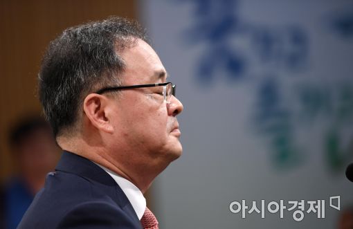 [포토]슈틸리케 감독과 동반 사퇴 발표하는 이용수 위원장