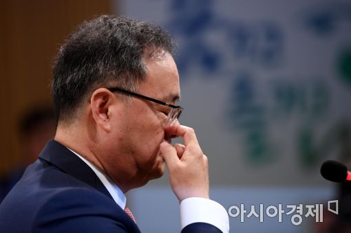 [포토]슈틸리케 감독과 동반 사퇴 발표하는 이용수 위원장