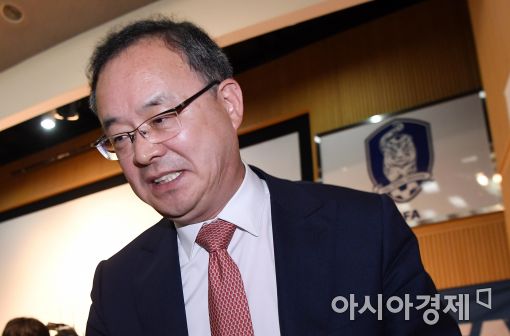 [포토]기술위원회 위원장직 떠나는 이용수