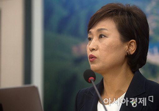 [포토]긴장된 표정의 김현미 후보자