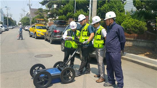 한국가스안전공사 관계자들이 도시가스배관을 점검 중이다.
