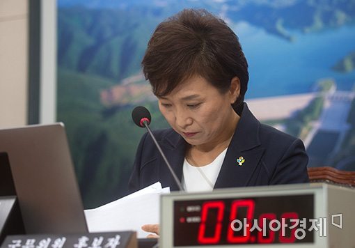 [포토]자료 확인하는 김현미 후보자