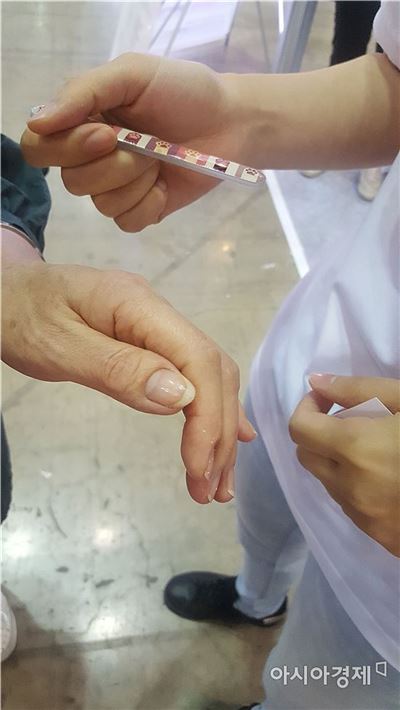 손톱 표면의 세균을 제거하고 광택을 내는 루씨네일 샤이너. 지난해 일본에서 인기를 끈 후 올해 한국에서 출시됐다. 