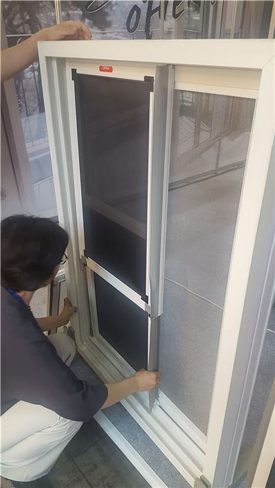 코레쉬트레딩이 개발한 미세먼지 자연환기창 '오픈'. 창문틀에 끼어 손쉽게 설치가 가능하다.