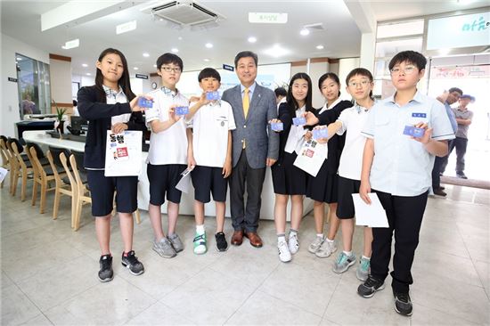 ‘아동·청소년 동행(同幸)카드’를 발급받은 월곡중학교 학생들이 김영배 성북구청장과 함께 기념사진을 찍었다