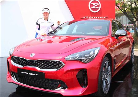 이정은6의 함박웃음 "선두에 자동차까지"