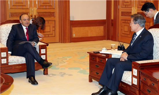 문재인 대통령이 15일 청와대 본관 접견실에서 아룬 자이틀리 인도 재무장관과 만나 이야기를 나누고 있다.(사진=연합뉴스)