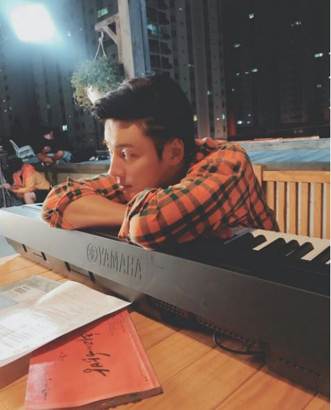 '최고의 한방' 윤시윤 "유현재는 촬영 중"…대본 곁에 두는 '열정'