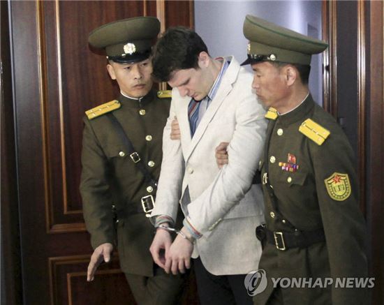 북한에 17개월째 억류됐던 미국 버지니아 주립대생 오토 웜비어(22)가 석방됐다. 그러나 웜비어는 현재 혼수상태인 것으로 전해졌다/사진=AP=연합뉴스