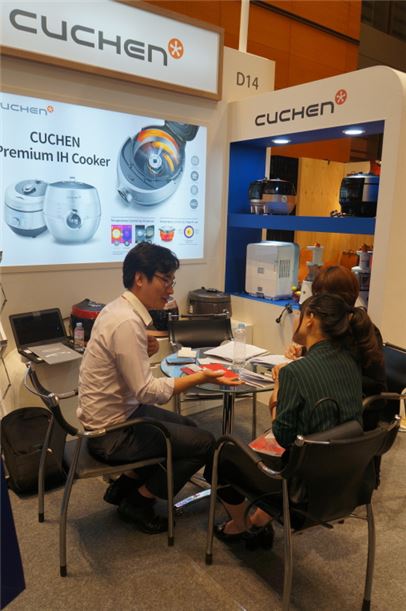 쿠첸 직원이 해외 바이어들과 제품에 관해 상담을 하고 있다.