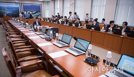 [포토]김현미 국토부장관 후보자 인사보고서 채택 ‘야당 거부'