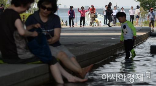 장마 끝나고 폭염 시작…물놀이족들 '비키니'부터 챙겼다   