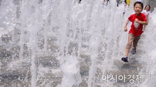 서울에 올해 첫 폭염주의보가 내린 16일 서울 종로구 광화문광장 바닥분수대에서 어린이들이 물놀이를 즐기며 더위를 식히고 있다. (사진=문호남 수습기자)