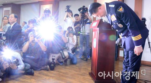[포토]허리 숙인 이철성 경찰청장