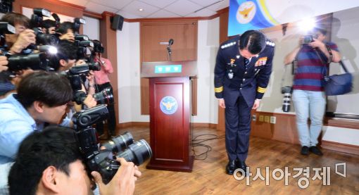 [포토]허리 숙인 이철성 경찰청장