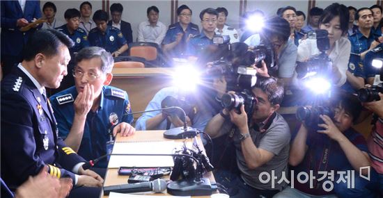 [포토]플래시 세례받는 이철성 경찰청장