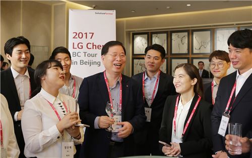 ▲LG화학 박진수 부회장(가운데)이 중국 베이징에서 열린 'BC투어' 채용행사에서 참가자들과 환담을 나누고있다. 
