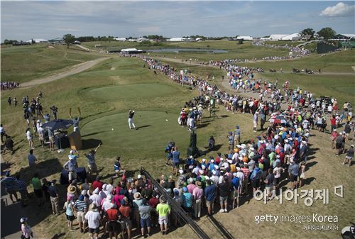 [골프토픽] US오픈 "비행선 폭발에 갤러리 돌연사까지?"
