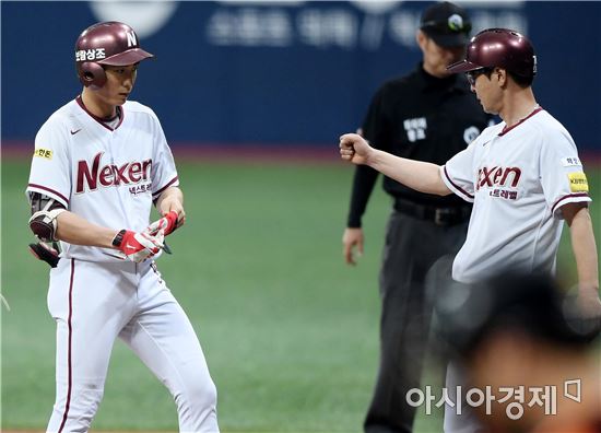 [포토]이정후, '선두타자 안타 출루했어요'