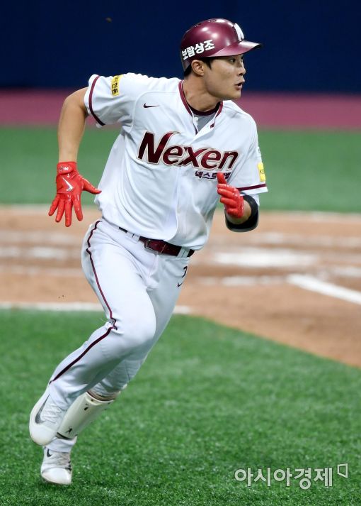 [포토]김하성, '담장 밖으로 넘어가나?'