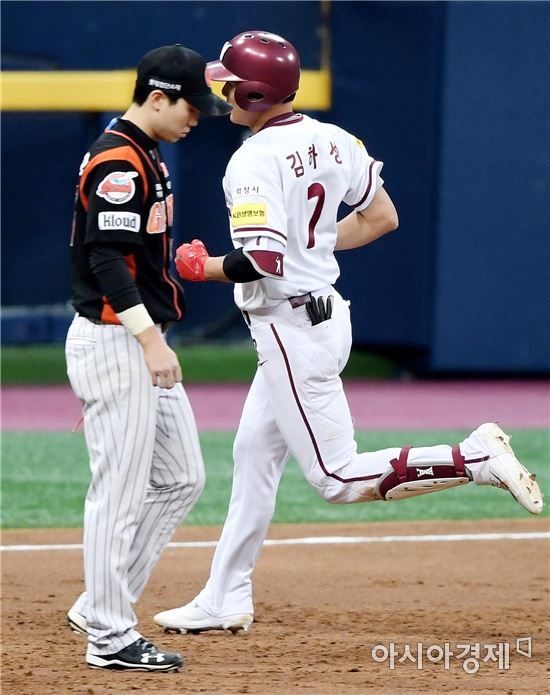 [포토]김하성-김동한, '희비교차의 순간'