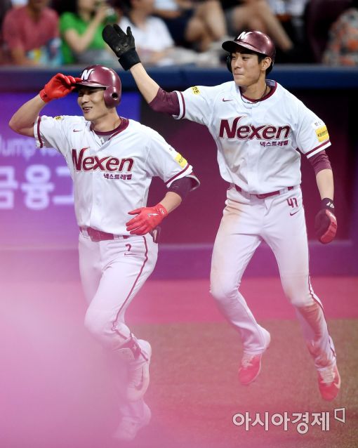 [포토]'만루포' 김하성보다 더 신난 이정후