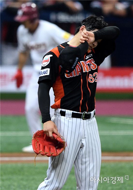 [포토]만루포 허용하는 롯데 선발 박시영