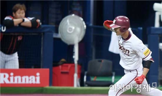 [포토]김하성, '만루포 치고 경례 세리머니'