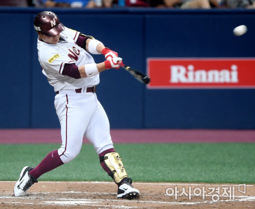 [포토]솔로 홈런치는 넥센 윤석민