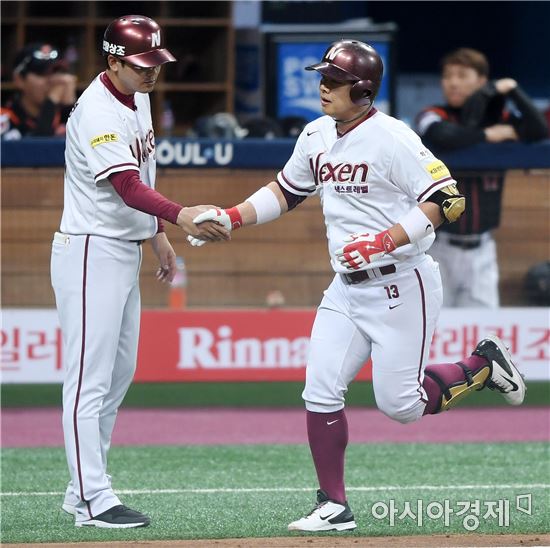 [포토]윤석민, '솔로포로 한 점 더 달아납니다'