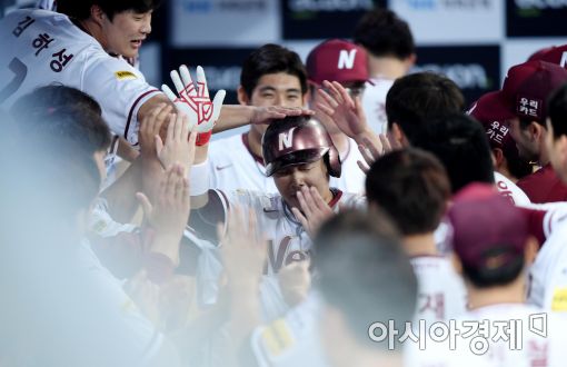 [포토]윤석민의 추가 솔로포, '잔치집 분위기의 넥센 더그아웃'